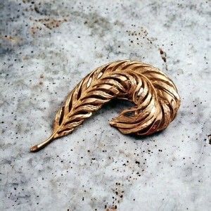 Vintage Large Swirled Feather Goldtone Brooch Pin